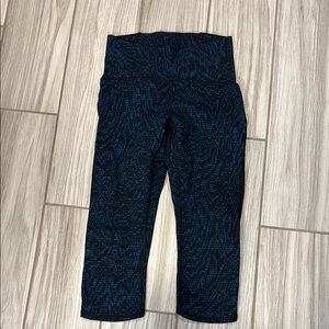 Lululemon 3/4 leggings size 2 BUT size tag was cut out 🤭